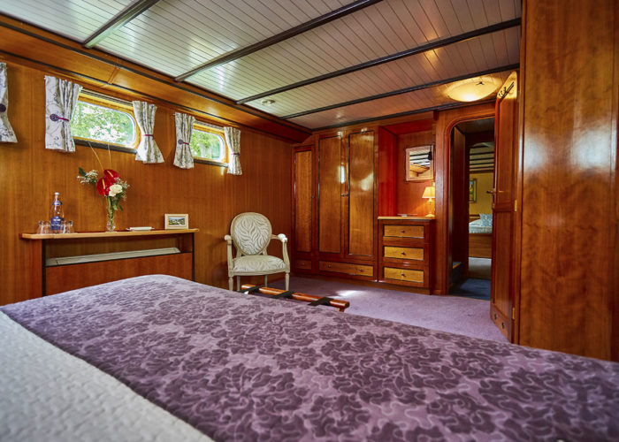 C'est La Vie Luxury Hotel Canal Barge adjoining bedrooms