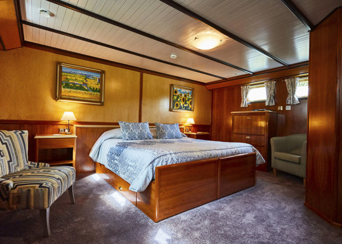 C'est La Vie Luxury Hotel Canal Barge bedroom