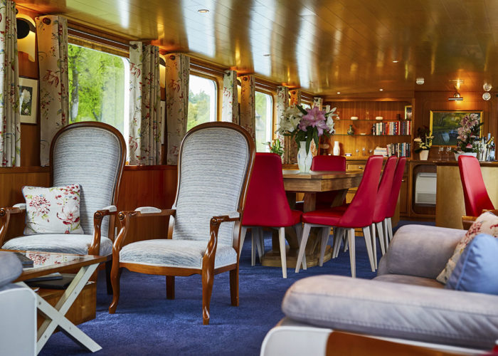 C'est La Vie Luxury Hotel Canal Barge living area