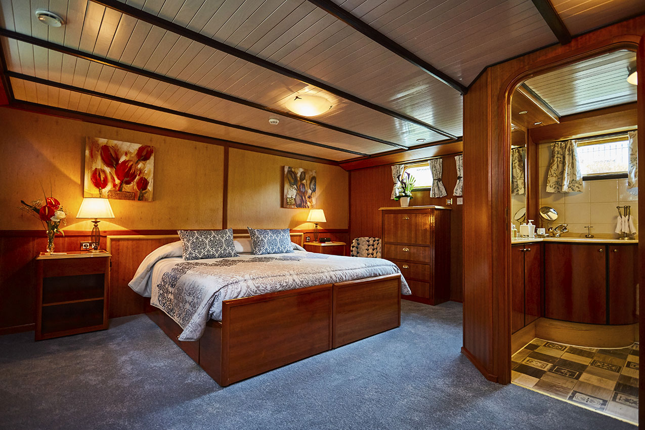 C'est La Vie Luxury Hotel Barge