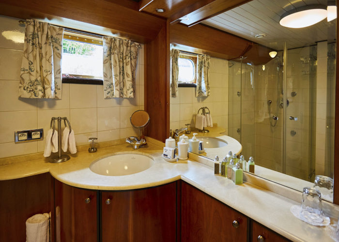 C'est La Vie Luxury Hotel Canal Barge en suite