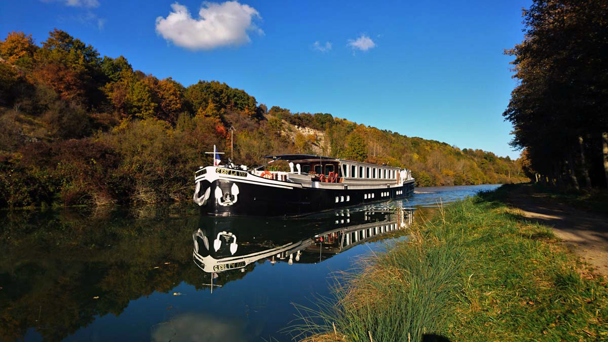Discover the Upper Loire in Autumn aboard the Luxury Barge C’est La Vie