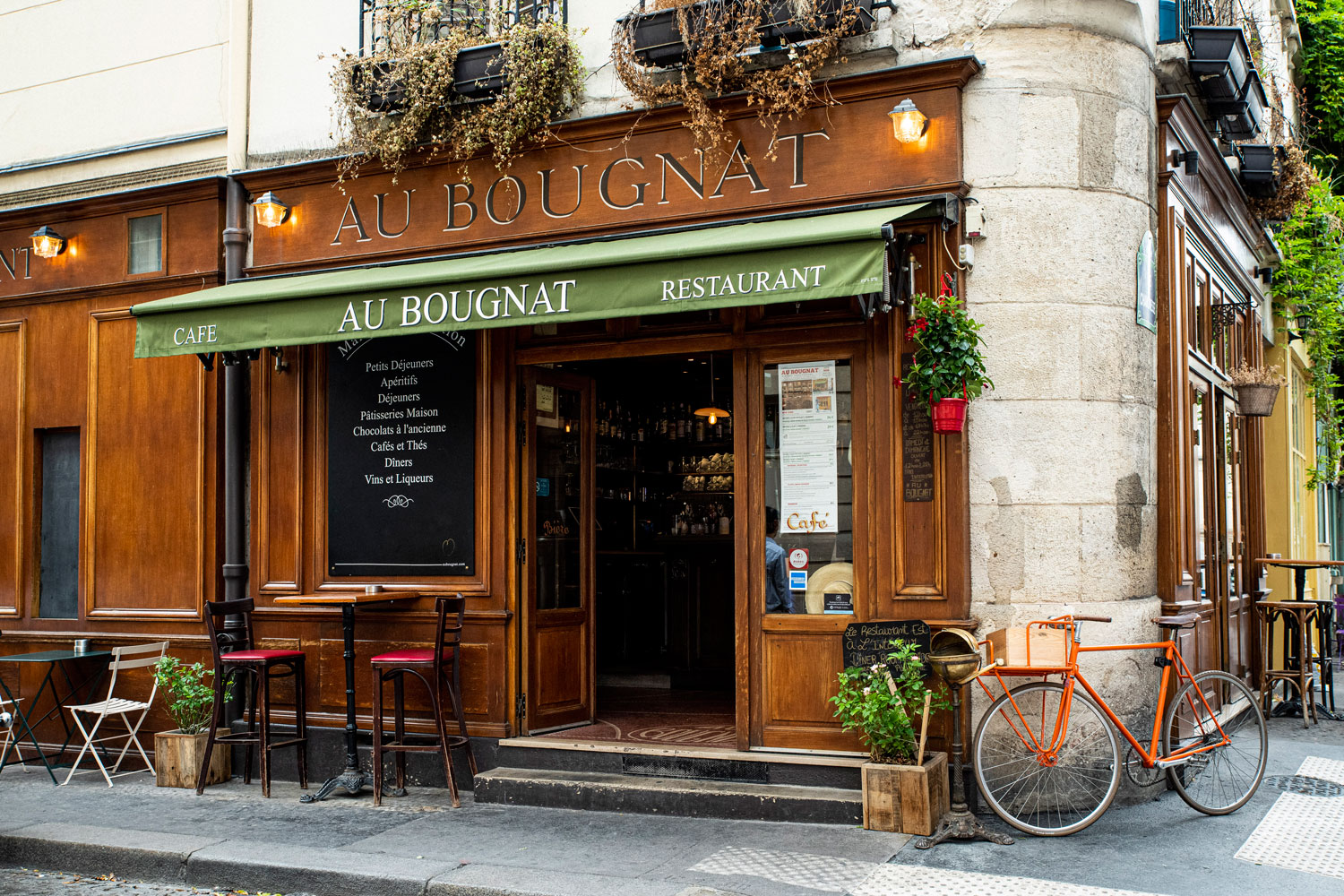 Brasserie in Paris at night