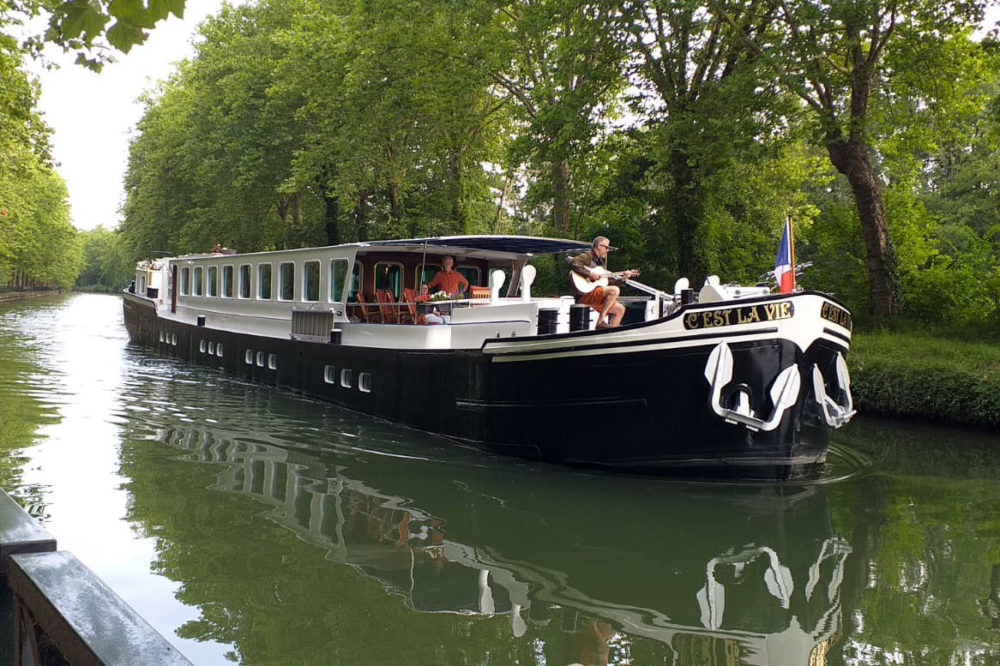 C'est La Vie Luxury Hotel barge