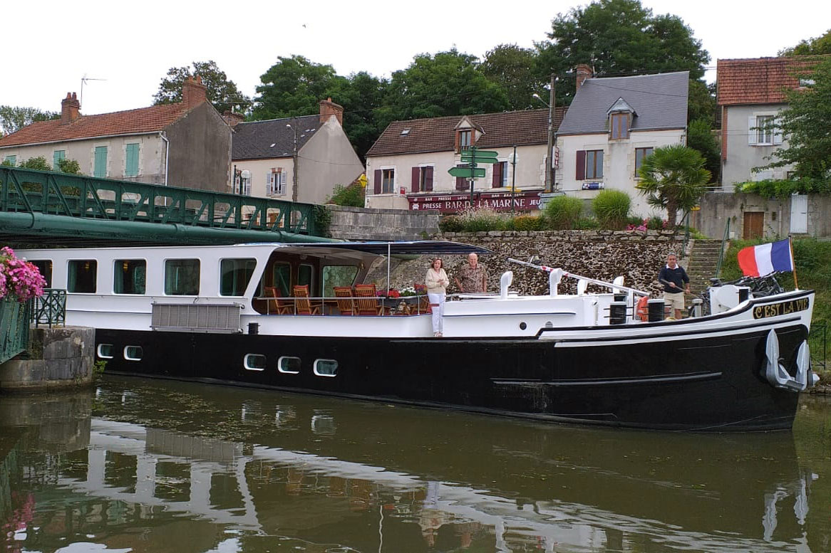 C'est La Vie Luxury Hotel barge on the canal du Briare in France