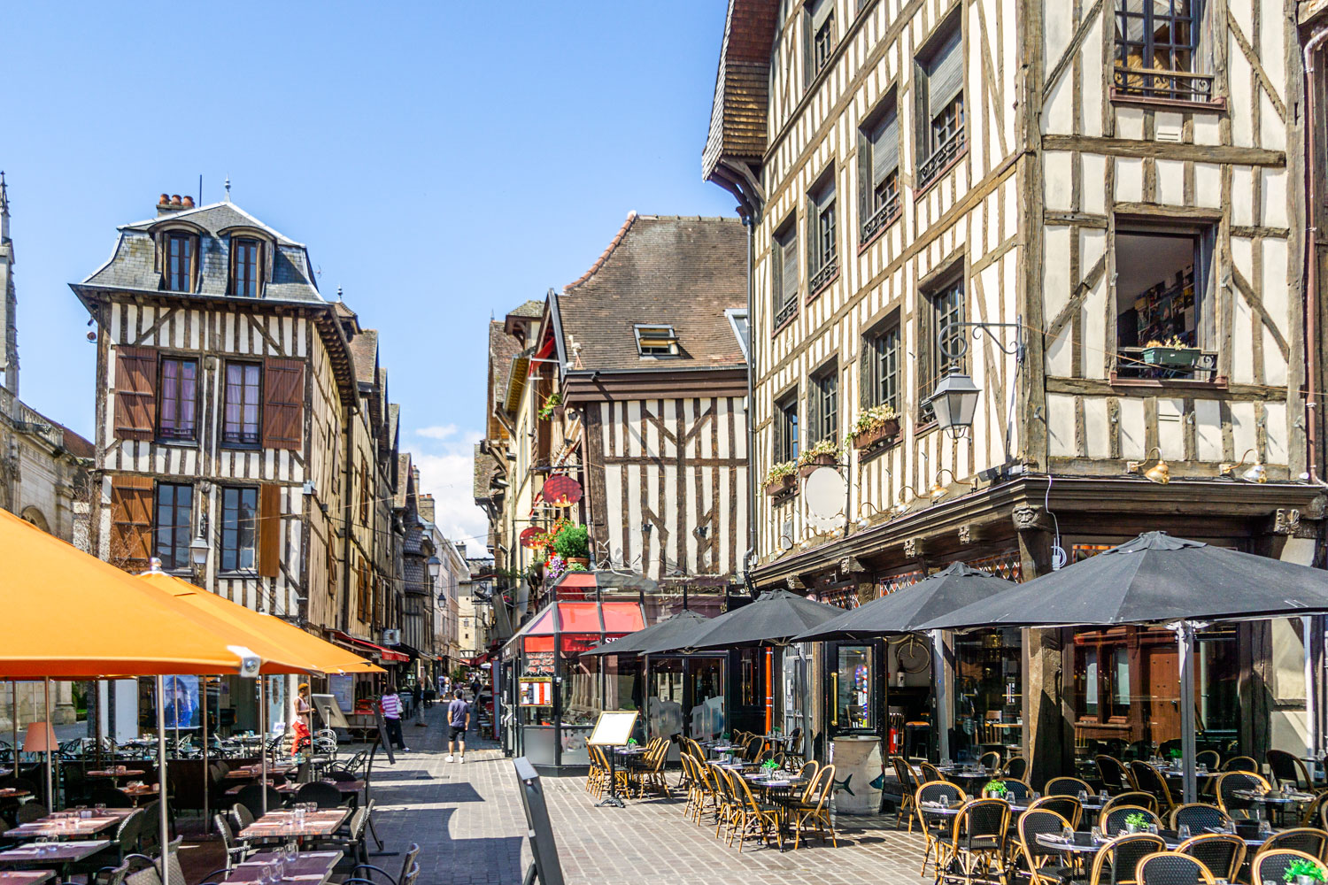 Half-timbered-medieval-houses-in-Troyes,-France
