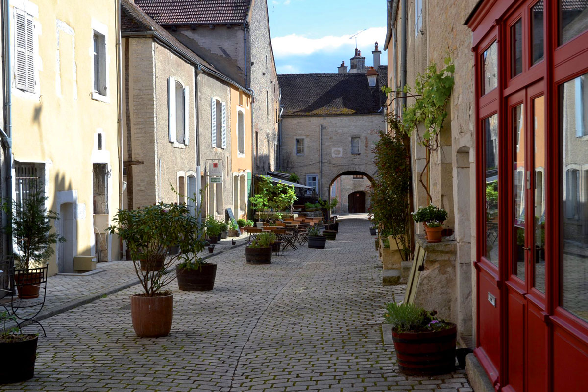 narrow-street-of-noyers