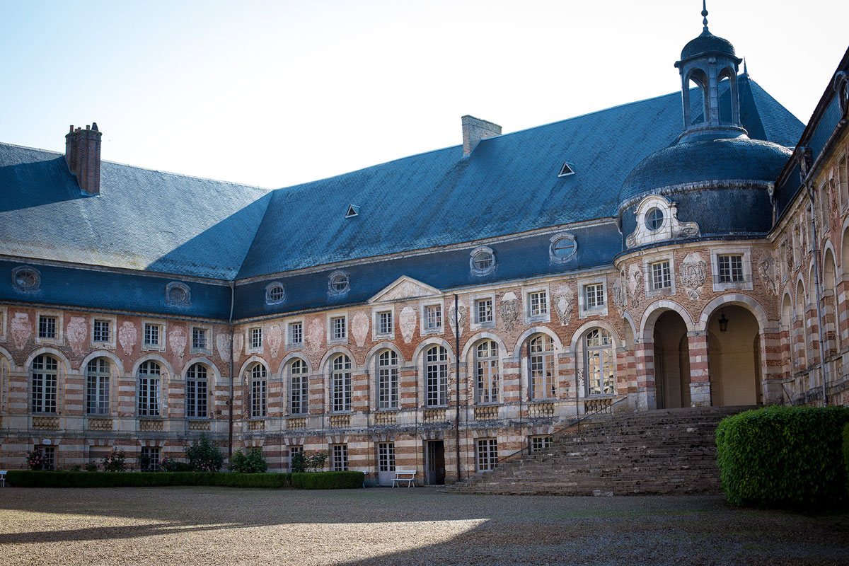 Château-de-Saint-Fargeau-courtyard