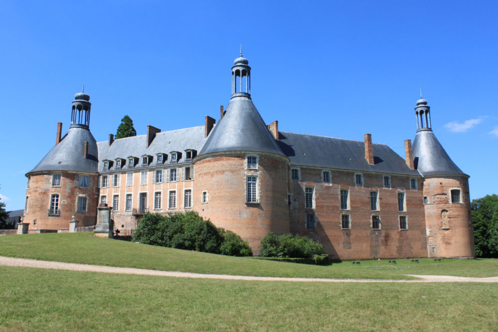 Château-de-Saint-Fargeau-exterior