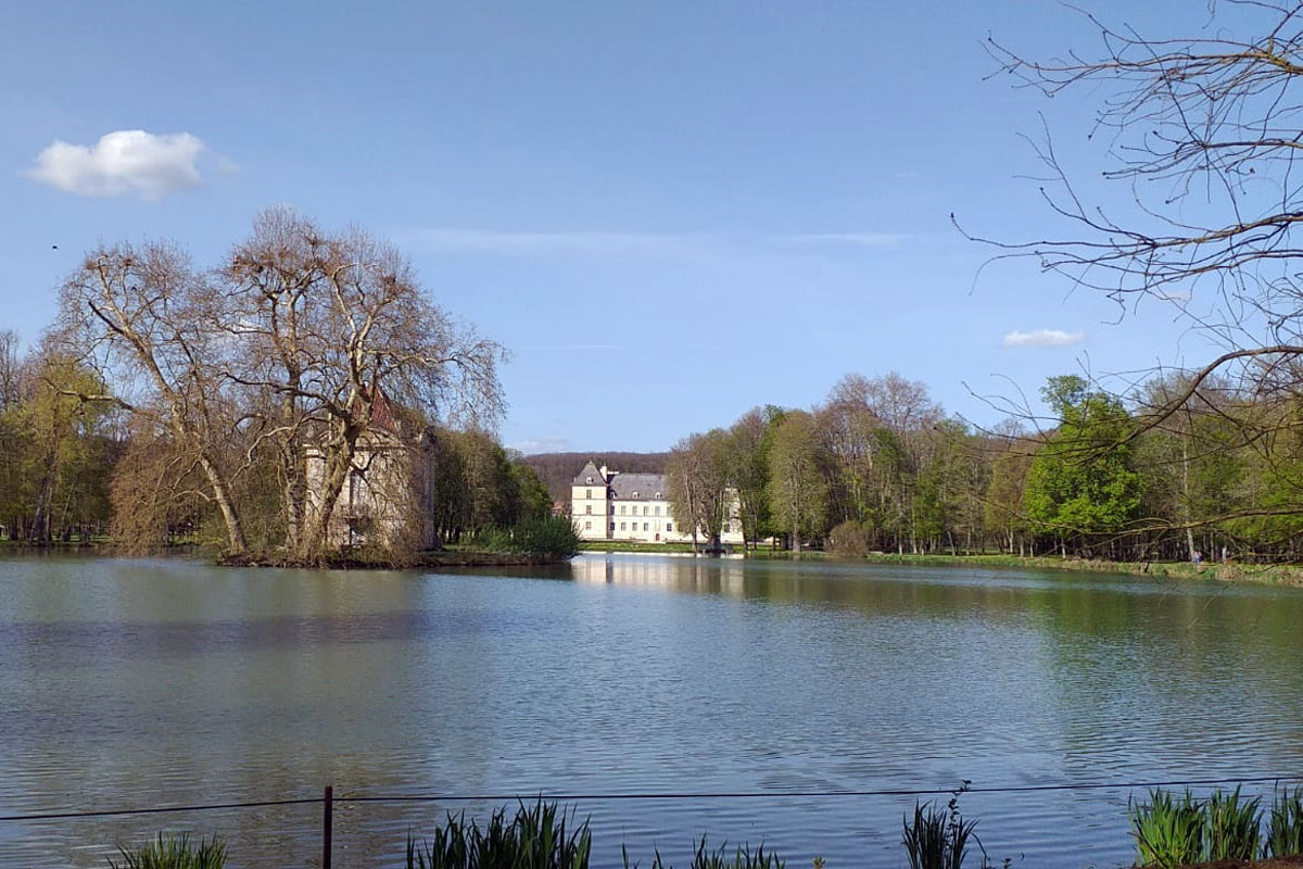 Chateau-of-Ancy-le-Franc-lake