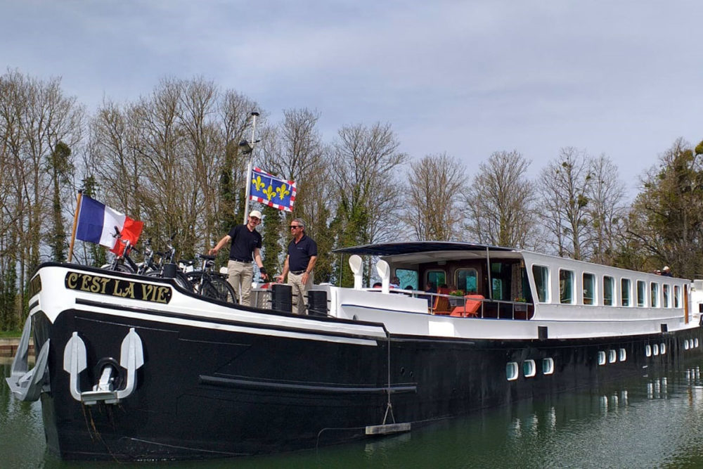 cest-la-vie-luxury-hotel-barge-coming-into-port-at-Tanlay-2