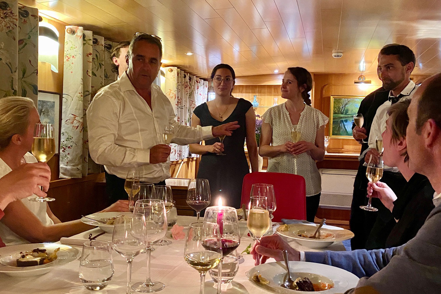 fine-dining-onboard-the-cest-la-vie-barge-