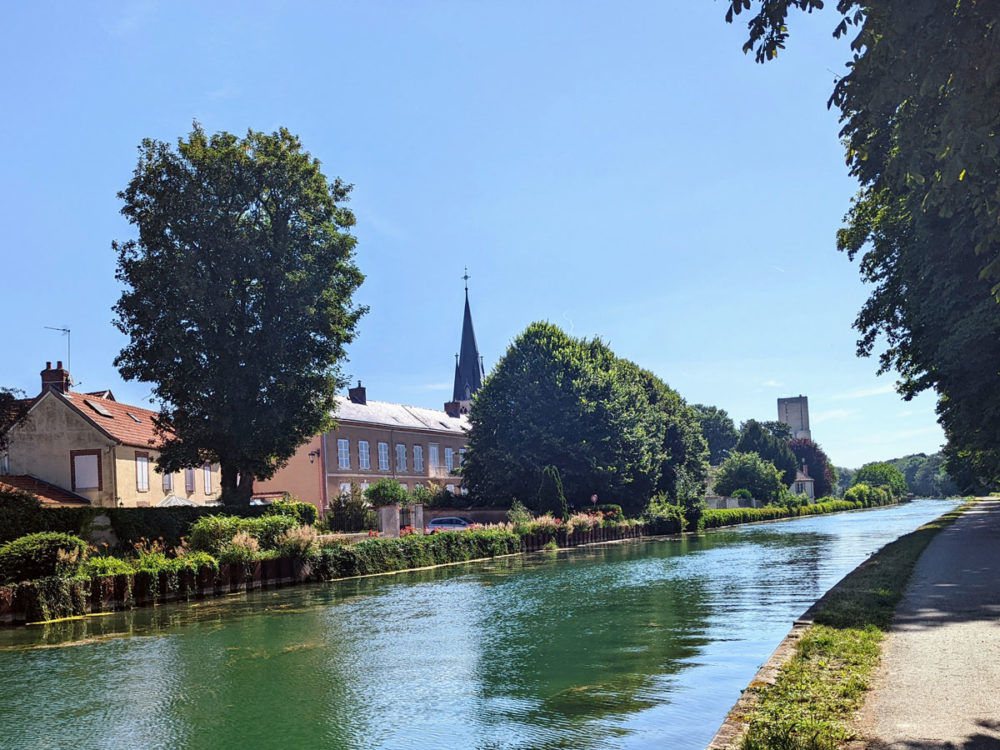 barge-cruise-on-the-canal-in-France