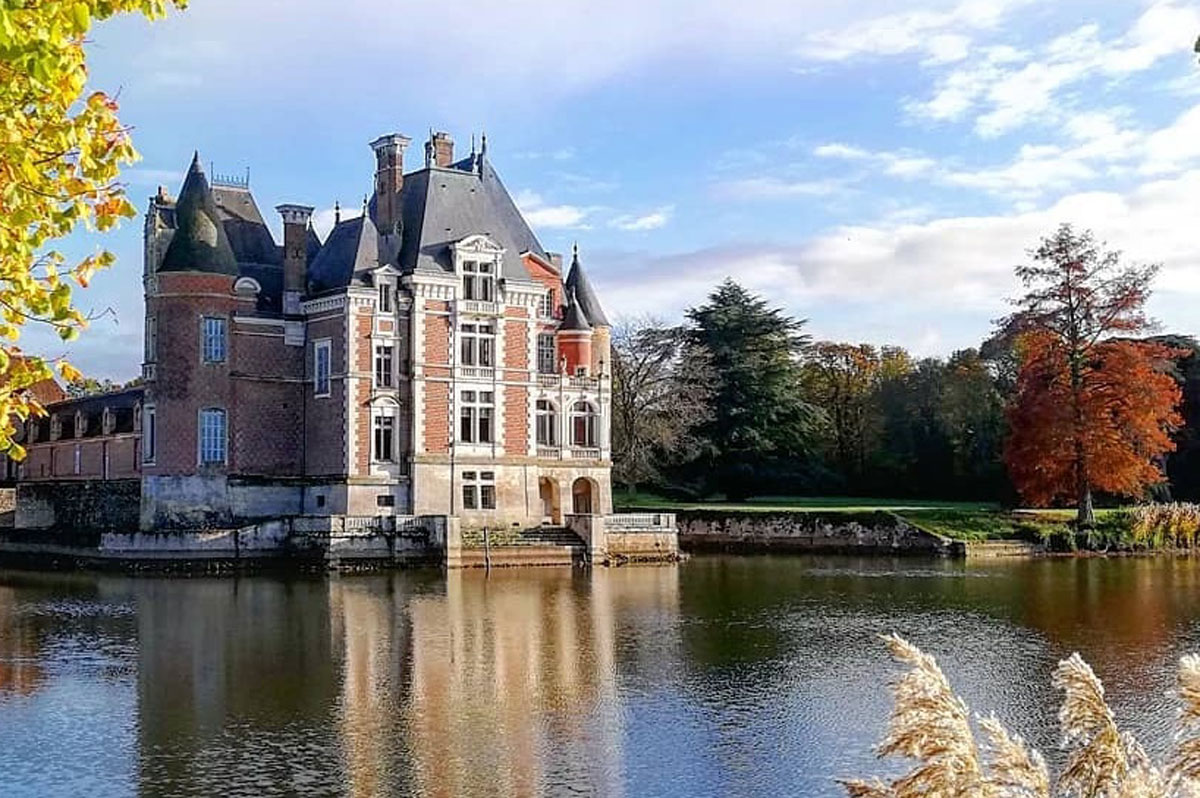 Château-of-La-Bussiere-in-autumn