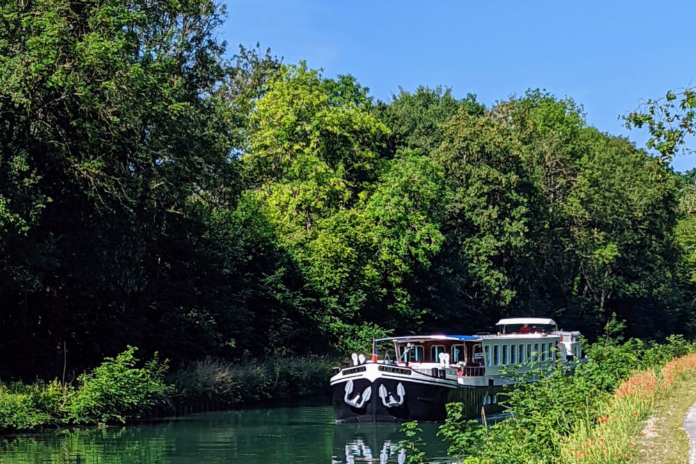 cest-la-vie-barge-on-the-river