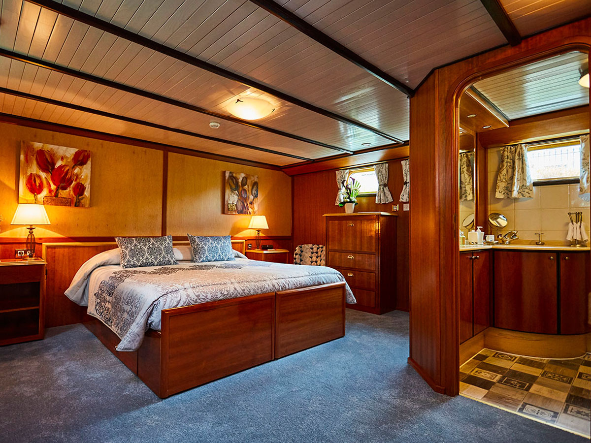 c'est-la-vie-luxury-hotel-barge-cabin