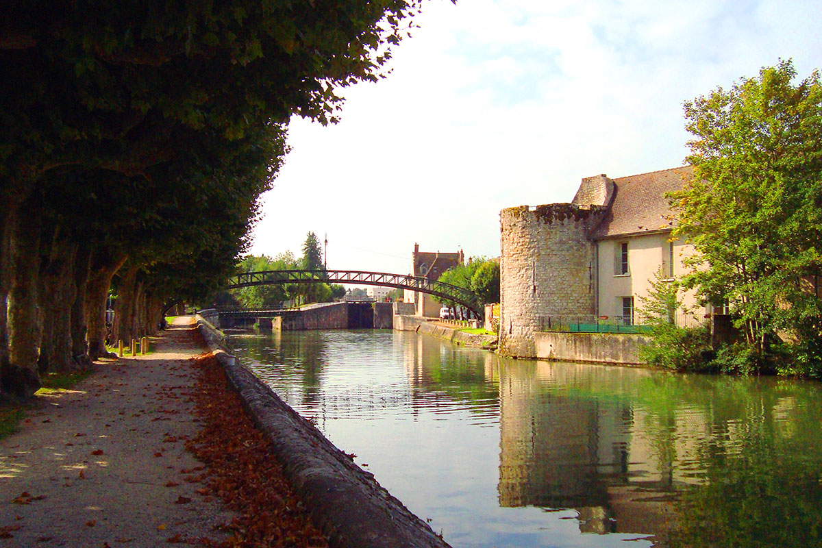 The-Victor-Hugo-Footbridge