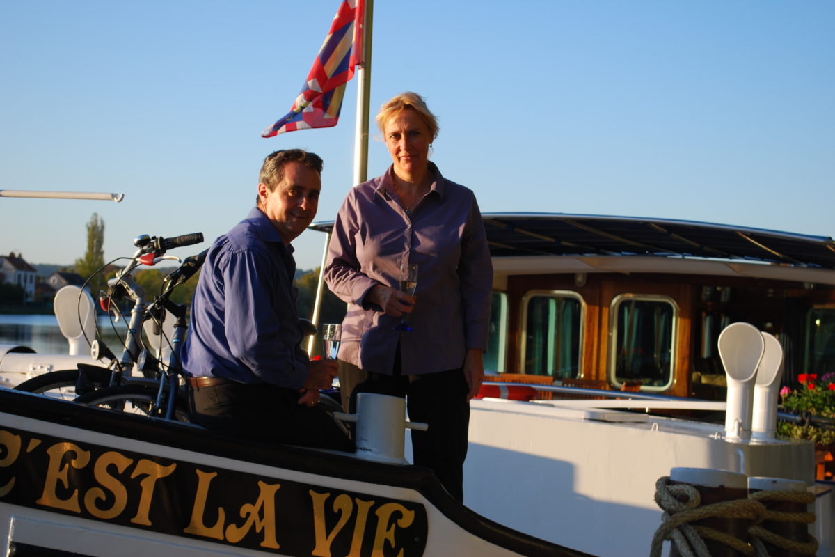 Meet Our Expert Barge Cruise Crew: Catering to All Your Needs