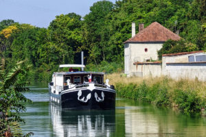 Experience-Easter-on-a-barge-cruise-holiday-in-France