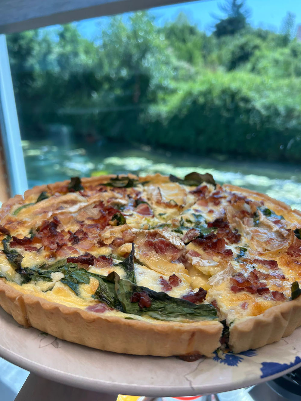A Flavorful and Relaxed Midday Meal